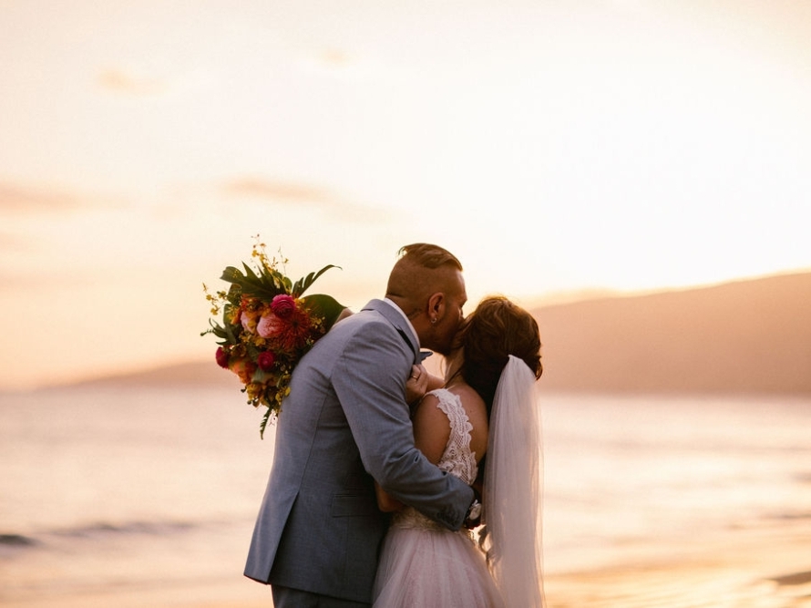 Brautpaar bei einer Micro Wedding am Strand von Hawaii